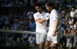 Novak Djokovic (g) et Cameron Norrie après leur demi-finale de Wimbledon, le 8 juillet 2022