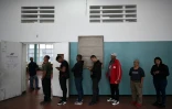 Des électeurs attendent pour voter à Caracas, lors des élections pour pour élire députés et gouverneurs, le 25 mai 2025 au Venezuela