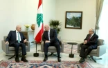Photo transmise par la présidence libanaise montrant le président libanais Joseph Aoun (C) s'entretenant avec Nabih Berri (G) président du Parlement et le nouveau Premier ministre Nawaf Salam (D), le 8 février 2025 à Baabda, dans la banlieue sud de Beyrouth    
