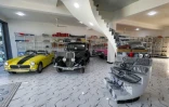 Une MG de 1964 et une Morris de 1936 restaurées, dans le magasin de pièces détachées de Jaafar Salmane, à Alexandrie, dans la province de Babel, le 27 mai 2025 en Irak