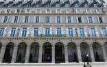 Un homme en trottinette passe devant le grand hôtel Meurice fermé à cause de la crise du coronavirus, le 7 août 2020 à Paris