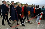 La présidente du Rassemblement national Marine Le Pen Marine Le Pen (C) quitte l'île-de-Sein tandis que des habitants lui tournent le dos, le 17 juin 2020