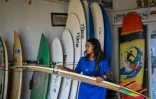 La surfeuse bangladaise Fatima Akhter avant une séance au "Club de surf des filles et des garçons du Bangladesh" à Cox's Bazar, dans le sud-est du Bangladesh, le 19 juin 2026