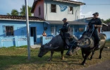 Des policiers militaires du 8e bataillon patrouillent sur des buffles d'eau à Soure, sur l'île de Marajo, dans l'État du Pará, le 4 septembre 2023 au Brésil
