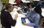 Des enfants apprennent à lire avec l'application Grapho-Learn à Marseille, le 8 janvier 2018