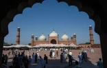 Des musulmans partent de la mosquée Badshahi à Lahore au Pakistan, lors de l'Aïd el-Fitr, le 24 mai 2020