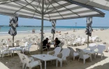 Un restaurant sur une plage de Tel-Aviv, le 27 mai 2020 en Israël