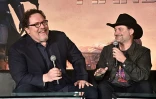 Jon Favreau (G) et Dave Filoni, "bras droit" de George Lucas, sont les producteurs exécutifs de "The Mandalorian" pour Disney+, photographiés à Lo Angeles le 19 octobre 2019