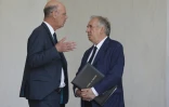 Le ministre français de l'Economie Eric Lombard (g) s'entretient avec le Premier ministre français François Bayrou après le conseil des ministres hebdomadaire au palais de l'Elysée à Paris, le 2 juillet 2025