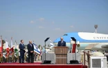 Le président américain Joe Biden (C) fait une déclaration à son arrivée à l'aéroport Ben Gourion de Tel-Aviv, le 13 juillet 2022 