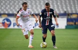 Marco Verratti, ballon au pied, au duel avec le Lyonnais Maxence Caqueret lors de la finale de la Coupe de la Ligue remportéepar le Paris SG le 31 juillet 2020 au Stade de France
