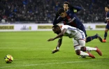 Le défenseur et capitaine du Paris-SG, Thiago Silva (d), fait une faute sur l'attaquant de Lyon, Moussa Dembélé, lors du match de Ligue 1 à Decines-Charpieu, le 3 janvier 2019