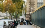 La police devant le monte-charge utilisé au musée du Louvre pour voler les joyaux de la Couronne, à Paris le 19 octobre 2025