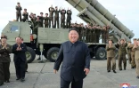 Photo diffusée le 25 août 2019 par l'agence nord-coréenne Kcna du dirigeant nord-coréen Kim Jong Un (c) lors d'un test de lance-missiles multiples, le 24 août 2019 en Corée du Nord