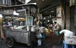 Des gens attablés dans un restaurant de rue, le 29 avril 2026 à Bangkok 