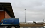 Un véhicule de gendarmerie devant l'aéroport de Vatry, dans la Marne, où est immobilisé un avion transportant 303 passagers indiens, le 23 décembre 2023