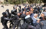 Heurts entre policiers israéliens et Palestiniens sur l'esplanade des Mosquées à Jéruslem-Est, le 5 mai 2022