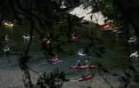 Des vacanciers en canoës et kayaks sur la rivière Ardèche près de Vallon-Pont-d'Arc, le 15 juillet 2025 en Ardèche