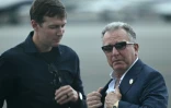 L'émissaire américain Steve Witkoff (d) et le gendre de Donald Trump, Jared Kushner, à l'aéroport de Teterboro, dans le New Jersey, le 13 juillet 2025