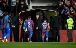 Les joueurs du FC Barcelone et l'entraîneur néerlandais Ronald Koeman (C) quittent le terrain après leur défaite face au Rayo Vallecano à Madrid le 27 octobre 2021, avant l'annonce du limogeage de Koeman