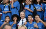 Le président du CNOSF Denis Masseglia avec des jeunes Brésiliens, le 14 juillet 2015 à Rio de Janeiro