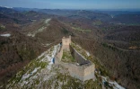 Vue aérienne du château de Montségur, en Ariège, le 27 mars 2024