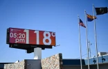 Un thermomètre indique une température de 118° Farenheit, soit 47,7°C, le 18 juillet 2023 à Phoenix, en Arizona