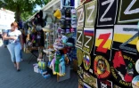 Des écussons portant la lettre "Z", symbole des forces armées russes en Ukraine, en vente dans une boutique de souvenirs, le 15 juillet 2022 à Sébastopol, en Crimée