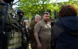 Denis Pouchiline (c), dirigeant de l'autoproclamée république de Donetsk, rencontre des habitants de Marioupol, le 29 avril 2022 en Ukraine