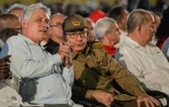 L'ancien président cubain Raul Castro (c) et son successeur Miguel Diaz-Canel, le 26 juillet 2018 à Santiago de Cuba