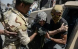 Une femme qui a fui les combats dans la Vieille ville de Mossoul, est prise en charge par les forces armées irakiennes, le 23 juin 2017