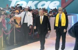 L'ancien président Noursoultan Nazarbaïev (c) et le président par intérim Kassym-Jomart Tokaïev (d) lors d'un meeting du parti au pouvoir Nour-Otan, le 7 juin 2019 à Nur-Sultan