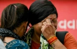 Des femmes pleurent la mort de leurs proches au lendemain du crash du vol Air India 171, à Ahmedabad le 13 juin 2025