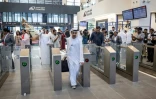 Des passagers arrivent à la gare Mohamed ben Zayed à Abou Dhabi, pour le voyage inaugural du premier train de voyageurs des Émirats arabes unis, le 30 juin 2026