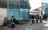 Des élèves sortent de l'école gérée par l'UNRWA du camp de réfugiés de Balata, le 10 février 2026 à Naplouse, en Cisjordanie occupée