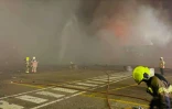 Photo diffusée le 8 juillet 2021 par le bureau des médias de Dubaï montrant des pompiers sur le site d'une explosion dans le port de Dubaï
