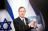 Le président israélien Isaac Herzog, en visite à Riga le 5 août 2025, montre une photo tirée d'une vidéo publiée par le Hamas, montrant l'otage Evyatar David, retenu dans la bande de Gaza
