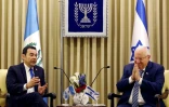 Le président du Guatemala Jimmy Morales (à gauche) s'entretient avec son homologue israélien Reuven Rivlin, le 16 mai 2018 à Jérusalem