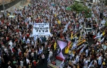 Des manifestants brandissent à Jérusalem drapeaux israéliens et banderoles appelant à la libération des otages retenus à Gaza, le 7 juillet 2024
