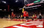 Carmelo Anthony des Los Angeles Lakers réussit un dunk lors du match face aux Houston Rockets, le 28 décembre 2021