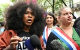 Assa Traoré (g), la soeur d'Adama, au côté de la cheffe du groupe La France insoumise à l'Assemblée nationale, Mathilde Panot (d), au cours d'une marche contre les violences policières, à Paris, le 23 septembre 2023