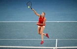 La joueuse de tennis bélarusse Aryna Sabalenka frappe la balle lors de sa victoire en finale de l'Open d'Australie contre la Chinoise Zheng Qinwen à Melbourne le 27 janvier 2024