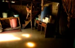 Photo prise le 24 décembre 2015, un enfant regarde les innondations qui ont atteint sa maison, à Calumpit Bulacan, au nord de Manille 