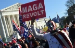 Des supporteurs du président américain Donald Trump manifestent devant la Cour suprême, le 14 novembre 2020 à Washington