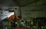 Le pilote Bertrand Piccard et l'avion solaire Solar Impulse 2 le 24 juillet 2016 au Caire, étape de son tour du monde à l'énergie solaire