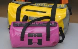Des sacs Guy Cotten, dans l'usine de la compagnie à Concarneau dans l'ouest de la France, le 21 avril 2016