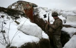 Un soldat ukrainien dans une tranchée sur la ligne de front avec les séparatistes prorusses dans la région de Lugansk, dans l'est de l'Ukraine, le 21 janvier 2022