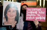 Une manifestante brandit un portrait de la journaliste maltaise assassinée Daphné Caruana Galizia, lors d'une manifestation devant le Parlement, le 27 novembre 2019 à La Valette.