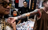 Plus de 100 tatoueurs sont présents à la 7e Foire du tatouage de Hong Kong, en Chine, jusqu'à dimanche