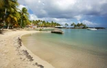 Une plage déserte au Gosier sur l'île de la Guadeloupe, pendant le confinement décidé pour stopper la propagation du virus du Covid-19, le 20 mars 2020